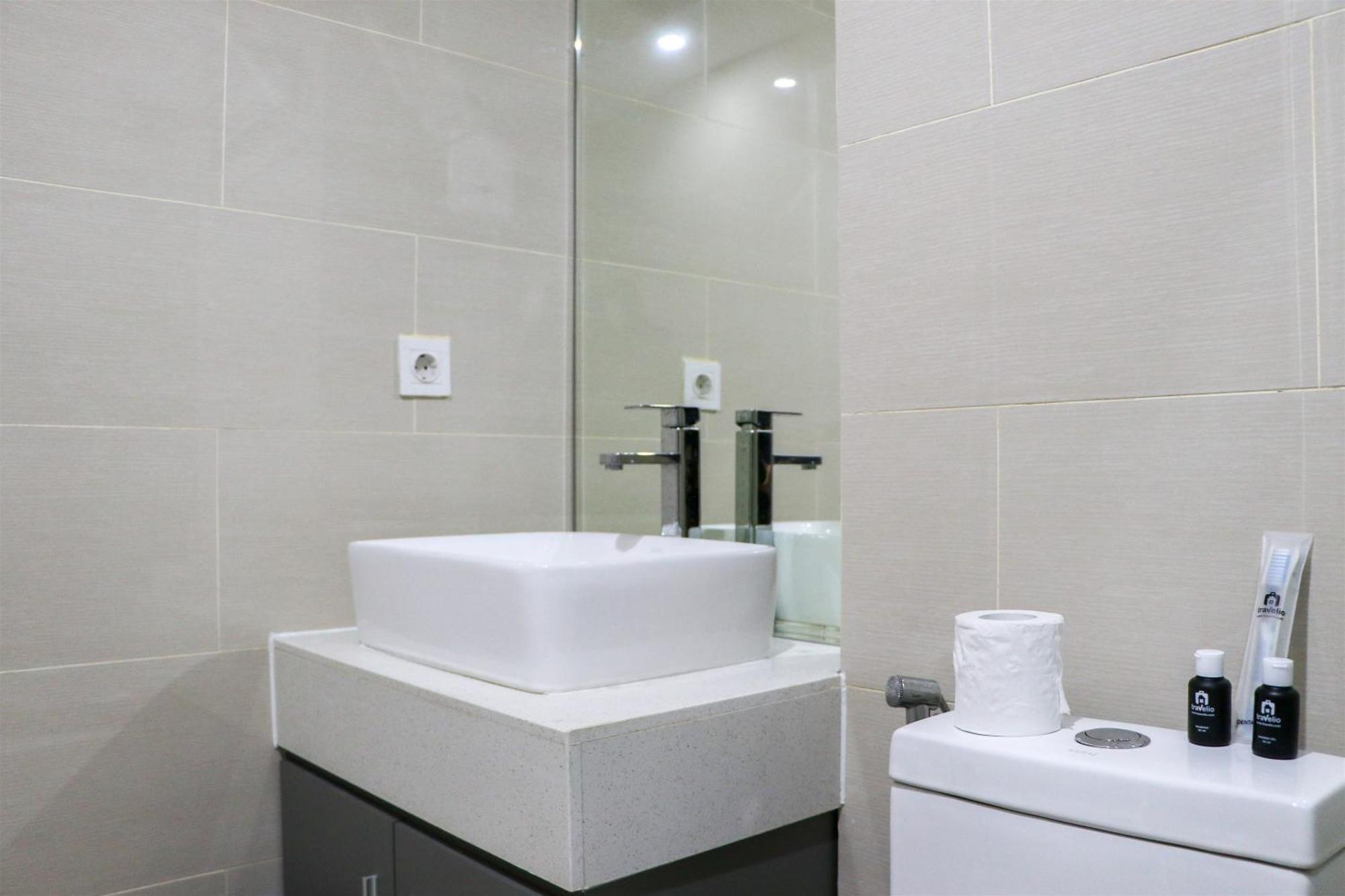 Spacious And Homey At Daan Mogot By Travelio Jakarta